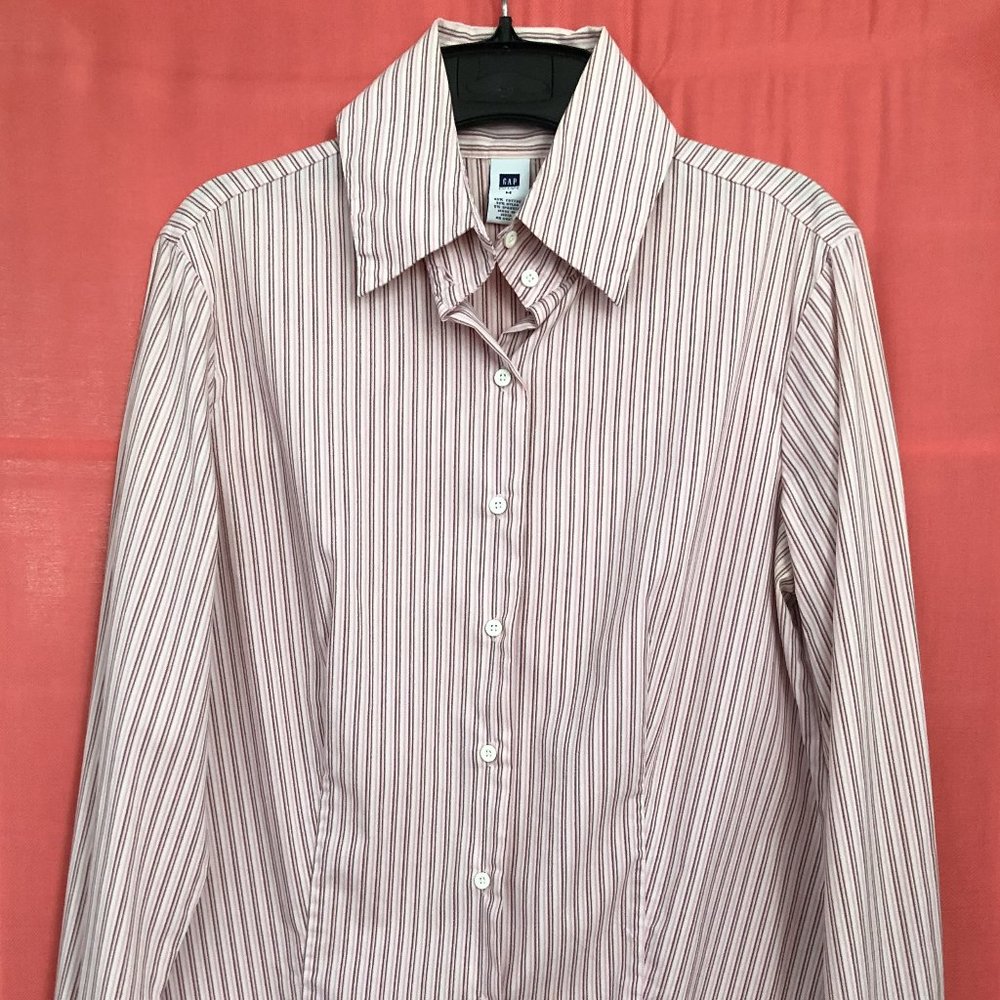GAP Classic Women's Tailored Long Sleeve Button-Down Shirt